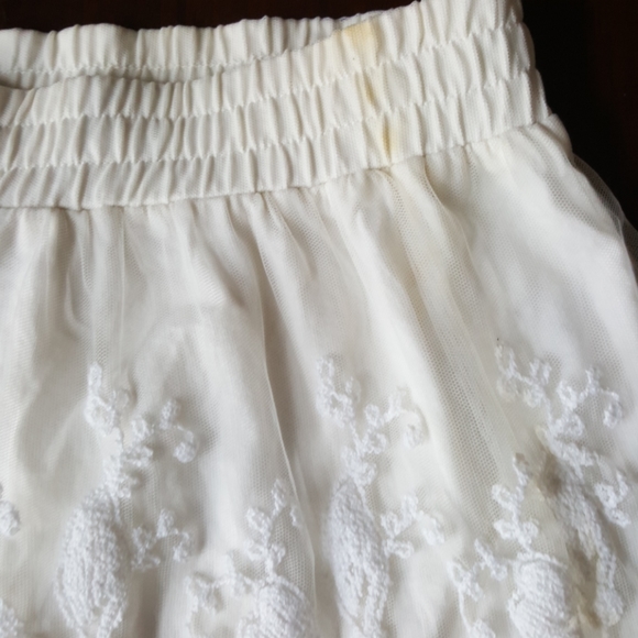 17:09 - GUESS Embroidered Mesh Lace Skirt - Picture 9 of 14